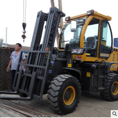 四驅(qū)越野叉車(chē) 高底盤(pán)與電動(dòng)化技術(shù)的融合創(chuàng)新